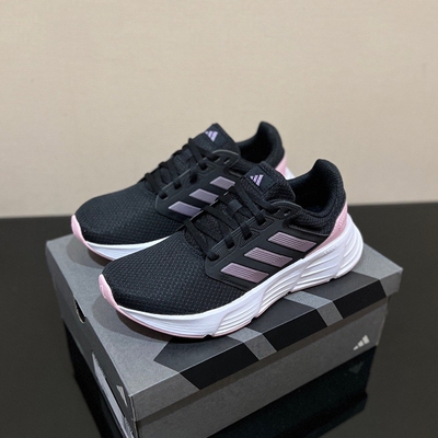 阿迪达斯女鞋夏季新款透气网面运动鞋耐磨粉色缓震跑步鞋女ID7372