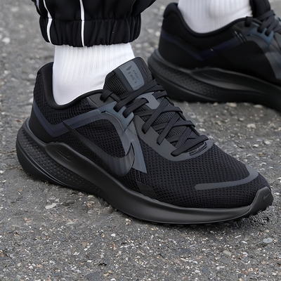 NIKE耐克男鞋春季新款缓震运动鞋黑色轻便网面透气休闲鞋跑步鞋