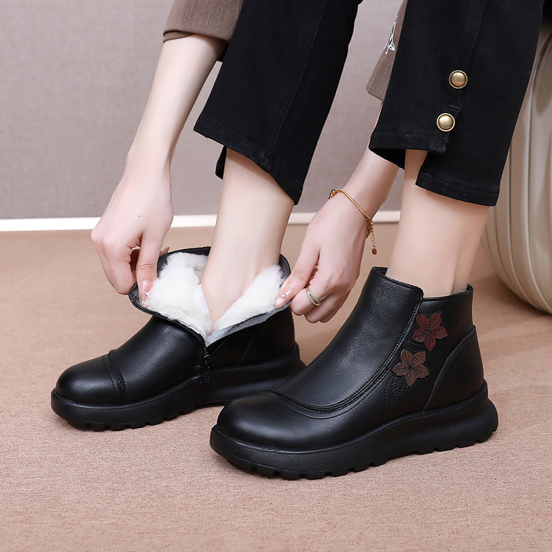 真皮冬新款中老年妈妈羊毛棉鞋软底软面加厚保暖女靴加宽女鞋