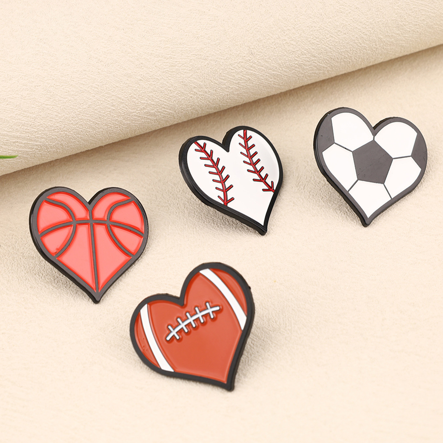 橄榄球棒球篮球足球图案爱心徽章可爱精致心形胸针学生书包配饰,节庆用品/礼品,文化创意邮册/出版物/徽章,淘宝优惠券,粉丝福利购,淘宝优惠卷