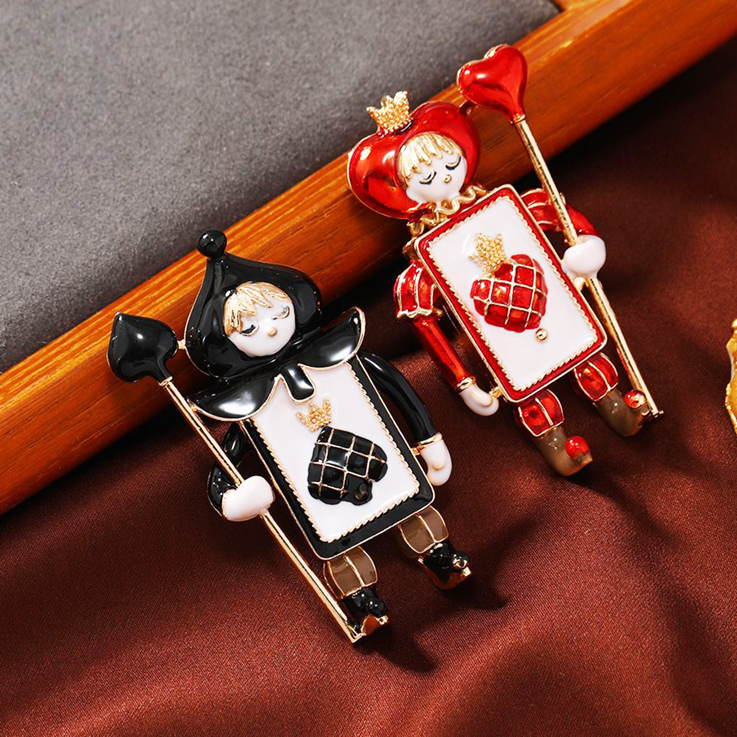 可爱卡通红桃武士徽章黑桃士兵胸针金属复古爱心小人别针潮流配饰