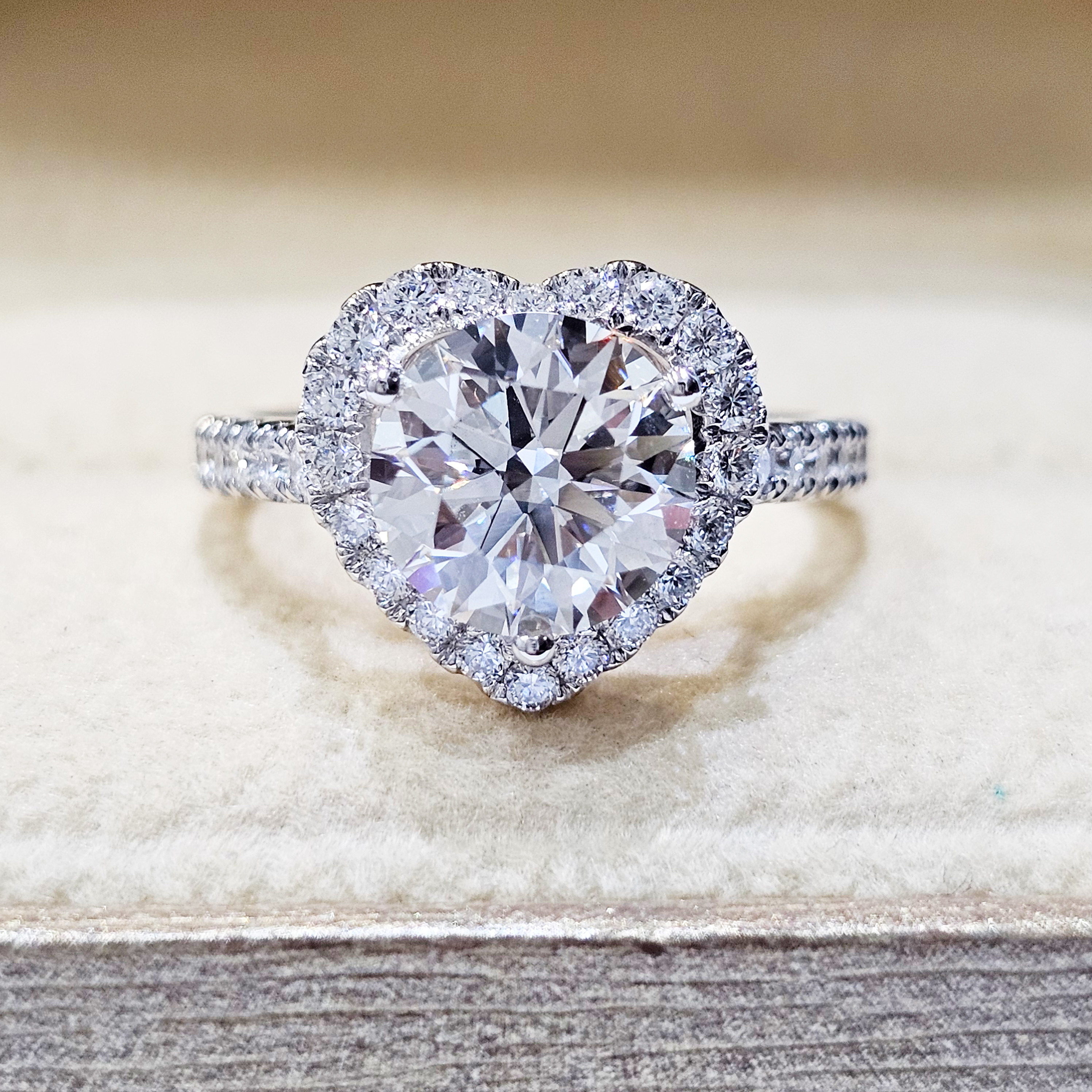 18k金cvd/hpht实验室人造合成培育钻石圆钻心形围镶半臂款钻戒