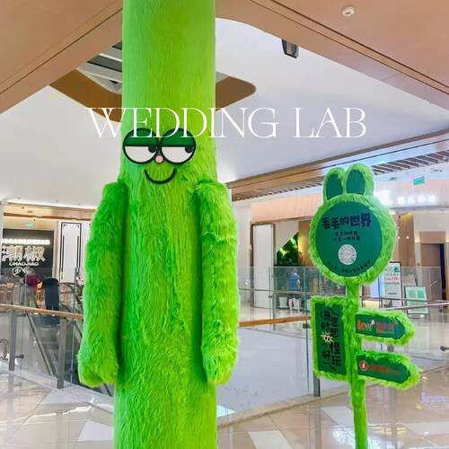 巨型圆柱毛绒公仔装饰婚礼艺术装饰橱窗陈列商业美陈场景布置