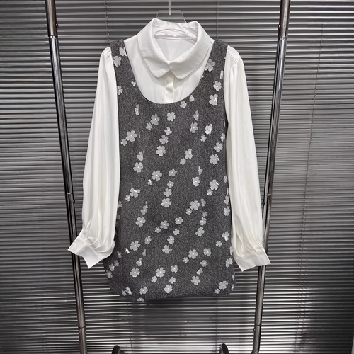 白色宽松衬衫搭配花朵背心裙女