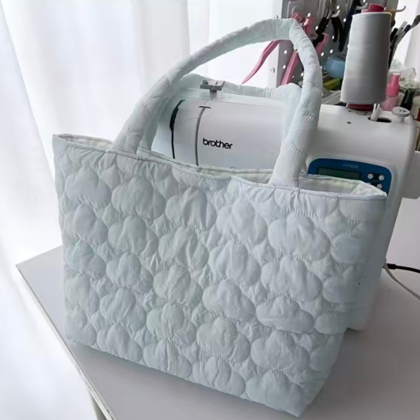 蓝色系云朵绗缝棉服托特包