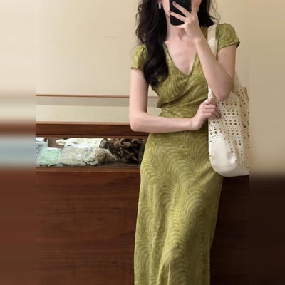 法式v领绿色碎花连衣裙