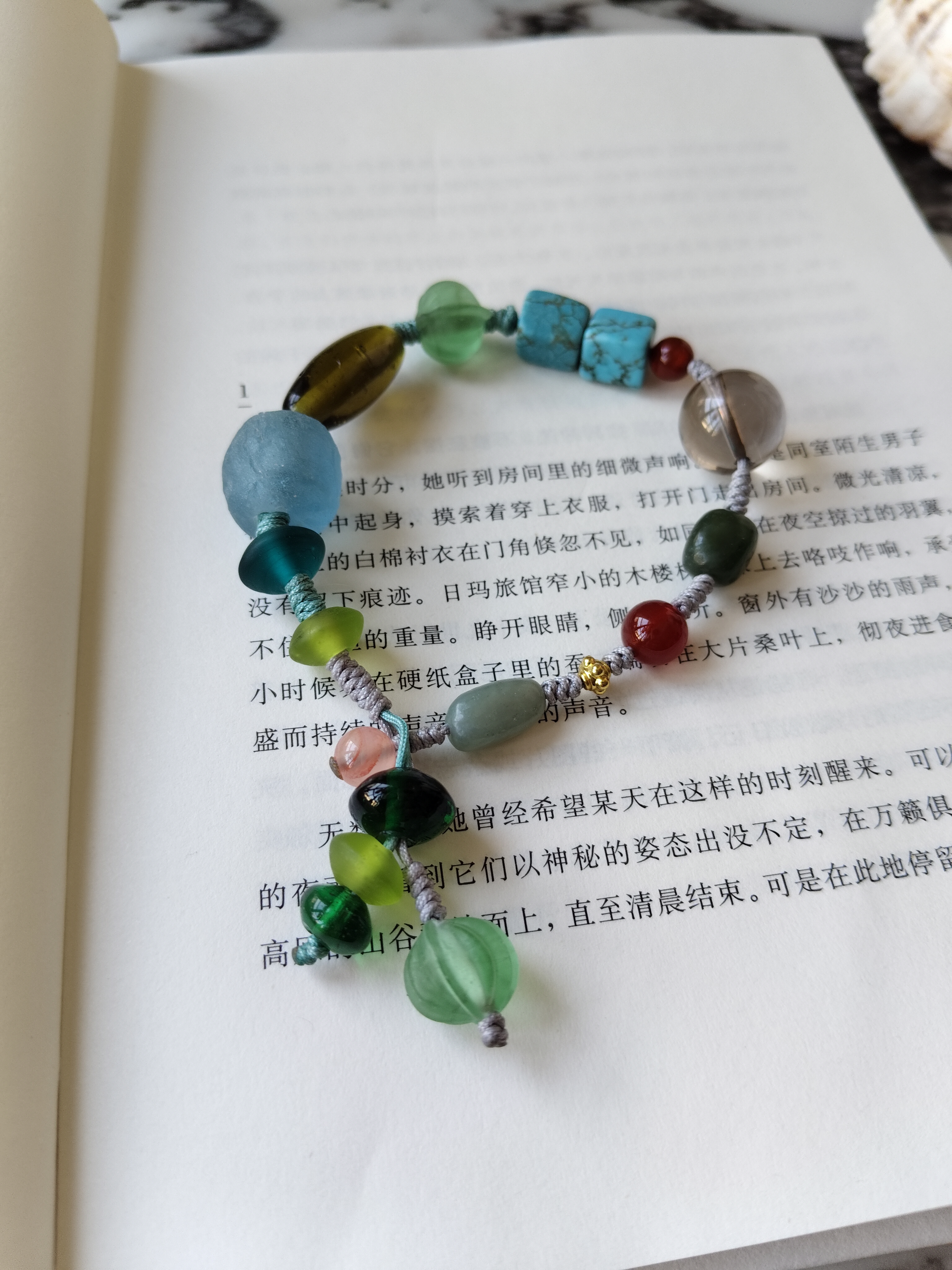 午石。看见光||茶水晶 和田玉 玛瑙 蓝松石 老琉璃珠编绳手链