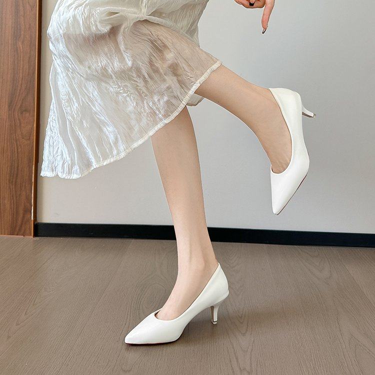 高跟鞋女白色低跟3cm大码百搭工作职业单鞋学生礼仪漆皮细跟韩版5