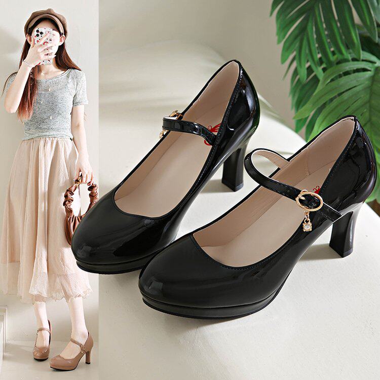 高跟鞋女粗跟大码8cm一字扣大码漫展万用COS百搭漆皮黑色JK单鞋皮