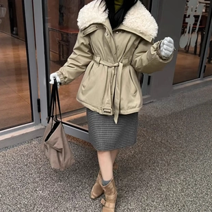 欧洲站2025新款冬宽松羊羔毛大翻领90白鸭绒羽绒服女加厚派克服潮