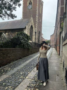 倪拉_______特殊的织法 花生色针织上衣 很有味道