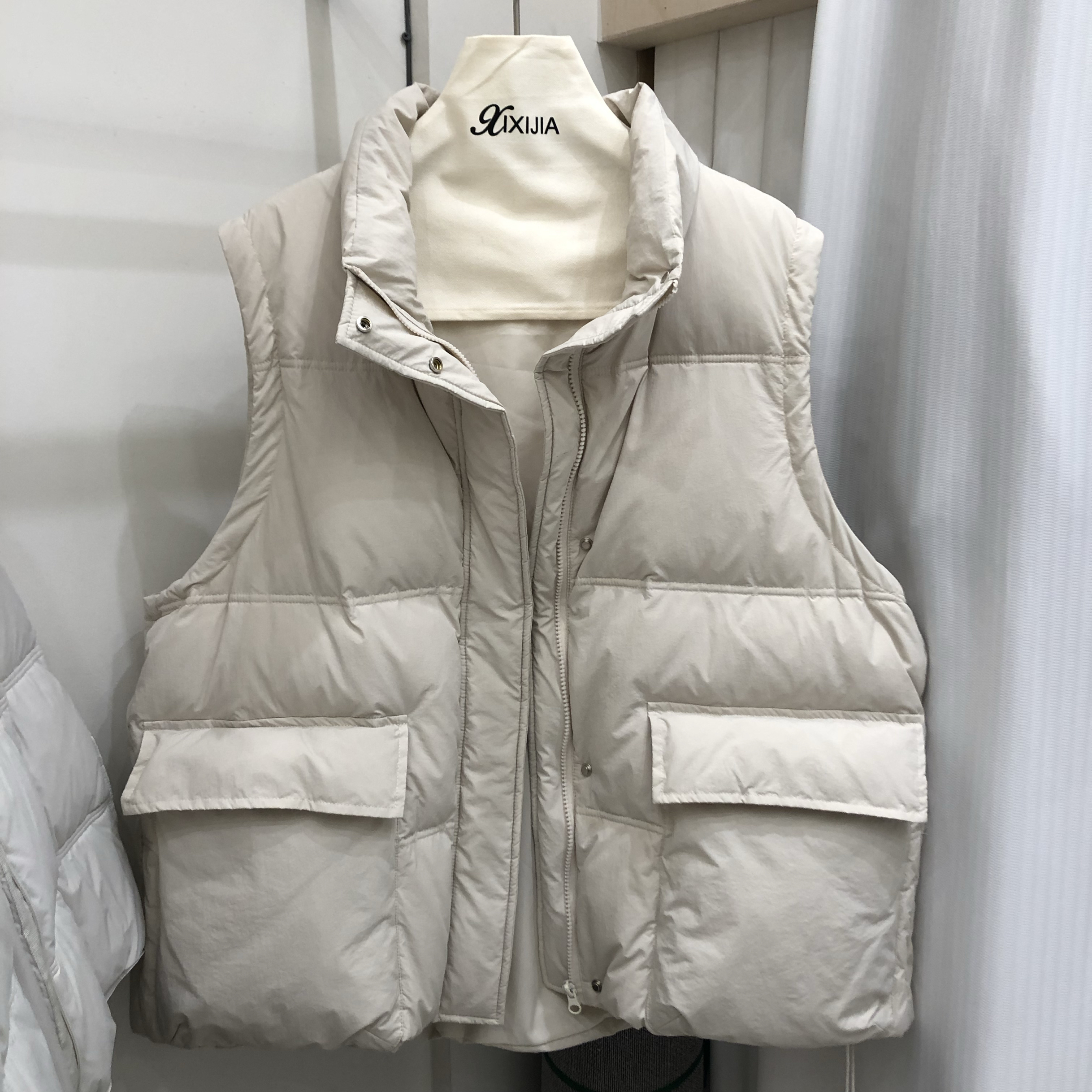 2025冬季韩版百搭立领宽松显瘦白鸭绒羽绒马甲女设计感马夹外套