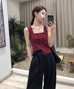 法式小吊带背心女内搭夏季2024新款设计感短款单排扣无袖针织上衣
