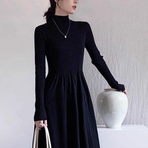 2025年新款配大衣法式黑色茶歇内搭打底针织连衣裙子女秋冬季桔梗