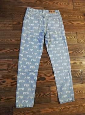【现货】FTPfuckthepopulation allover jeans多标纯棉浅蓝牛仔裤