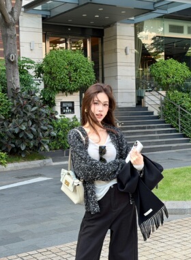 AF Boutique 2025秋季新款“慵懒周末” 混色织法v领海马毛开衫