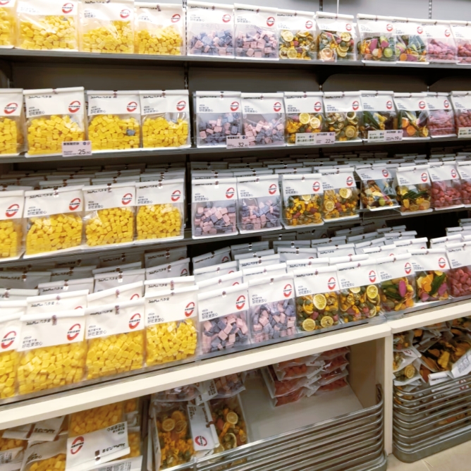 几多全长沙鲜食商店黑色经典薯片椰香脆卷夏威夷果仁玉米棒鱿鱼酥