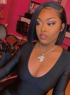 African Women With Side-parted Short Straight Bobo Hair, Che