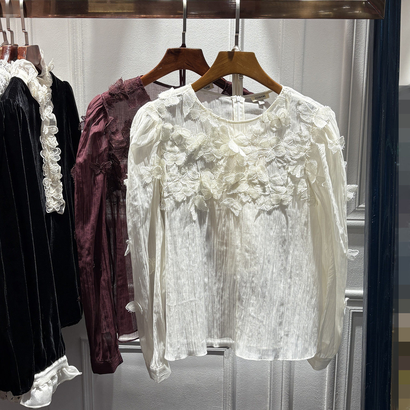 南油2026春秋新品女装扇形褶褶立体蝴蝶复古气质宫廷风泡泡袖上衣,女装/女士精品,衬衫,淘宝优惠券,粉丝福利购,淘宝优惠卷