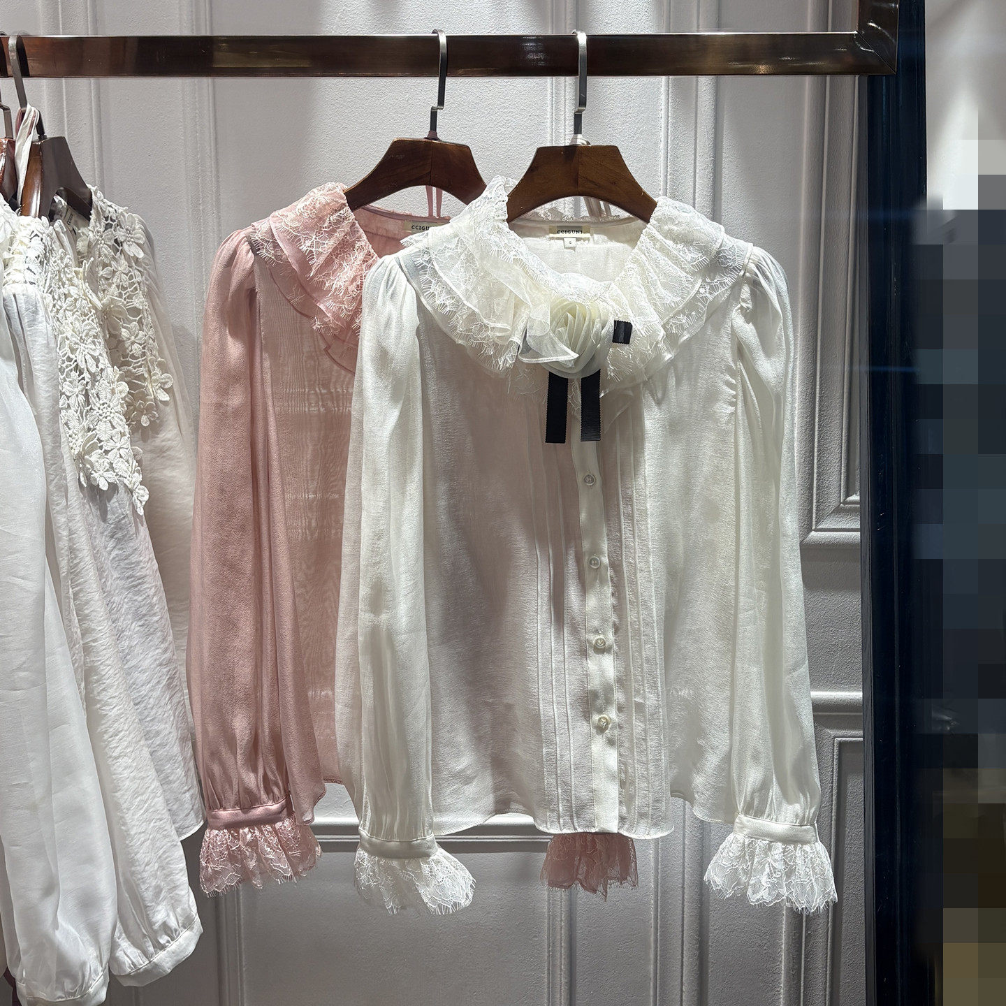 南油2026春季新品女装复古宫廷风立体花朵蝴蝶结荷叶边泡泡袖衬衫