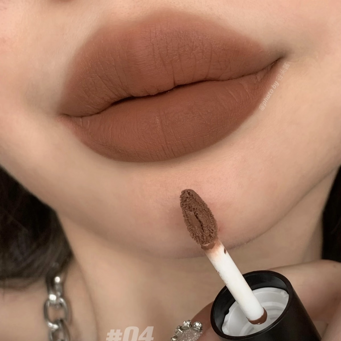 不沾杯口棕奶雾唇釉！黑兔唇泥04松果裸棕巧克力色土棕欧美系口红