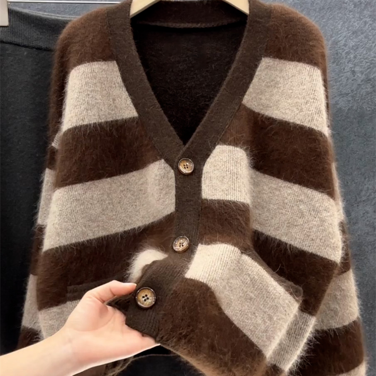 复古慵懒风毛茸茸V领条纹针织衫