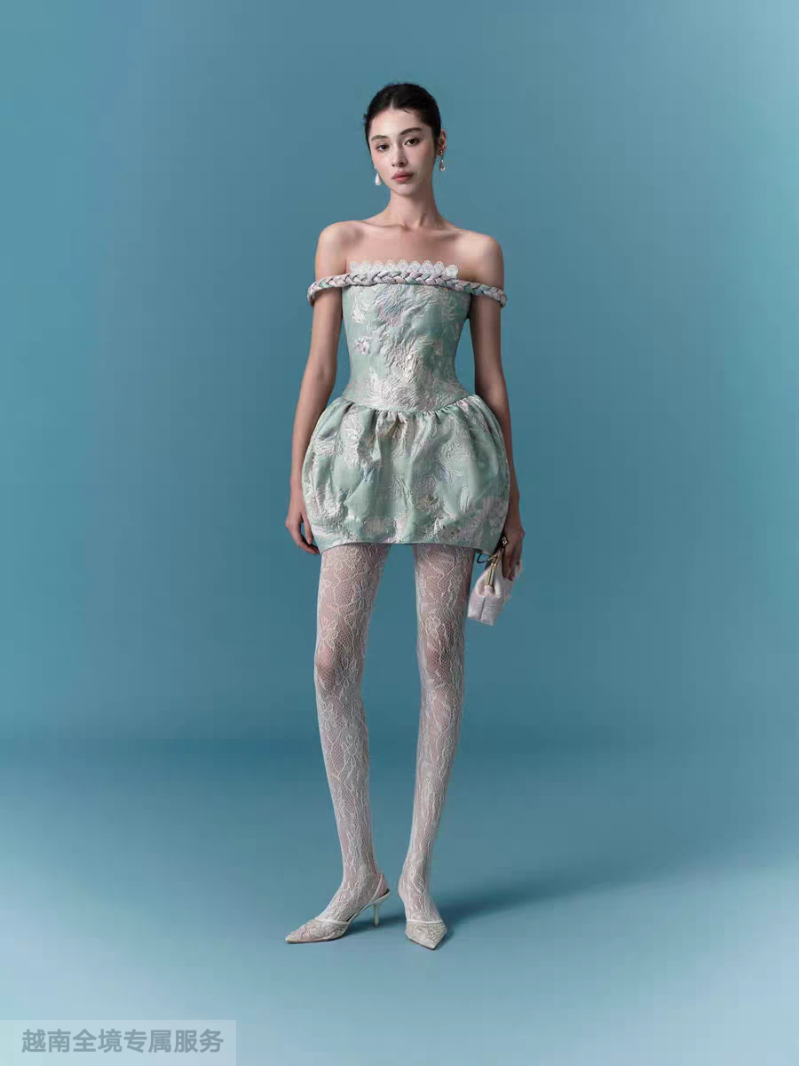 越在线越南小众oia高贵典雅宫廷风麻花捆边一字肩印花花苞蓬蓬裙