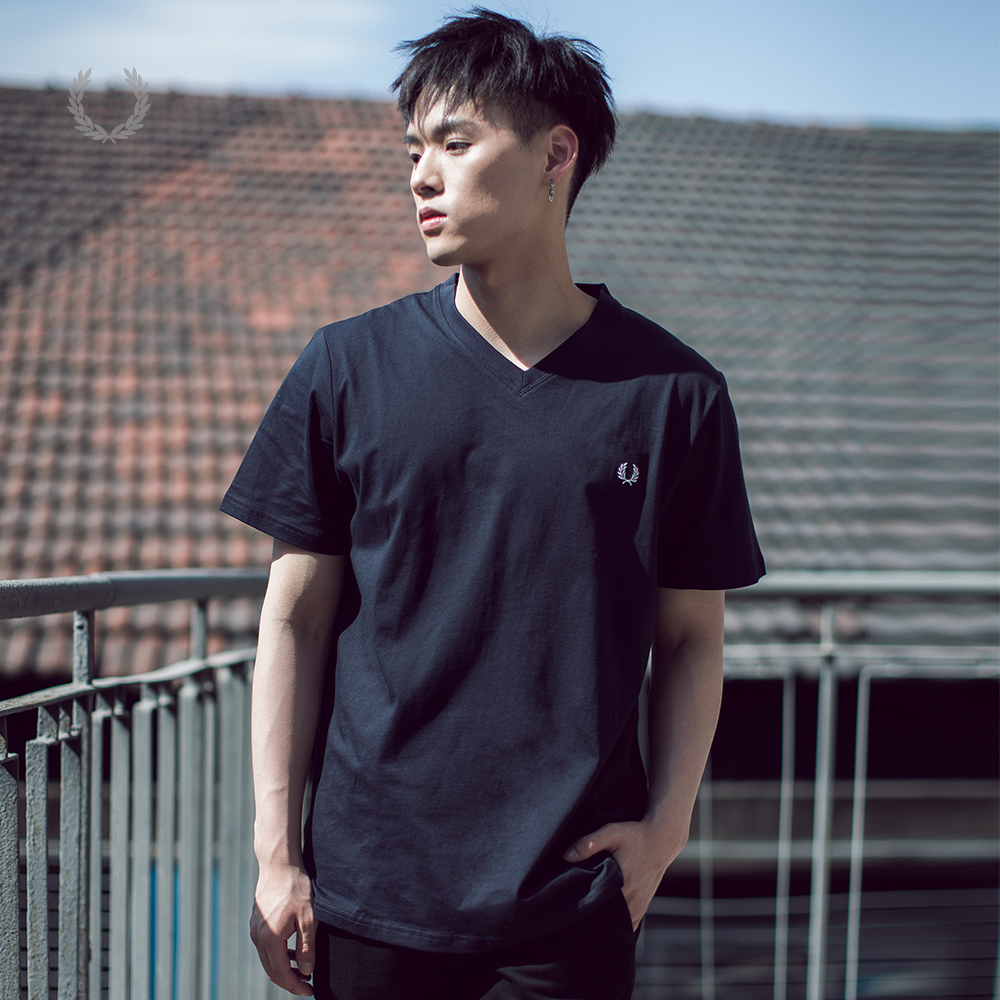 FRED PERRY¶ÓÖÁØÍ¬¿îÄÐÊ¿TÐô´¿É«Ð¡VÁìÐÝÏг±Á÷¶ÌÐäTÐôM6717XM