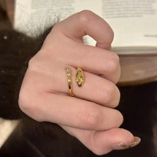 Vintage中古轻奢高级感响尾小金蛇戒指不对称设计百搭复古食指戒
