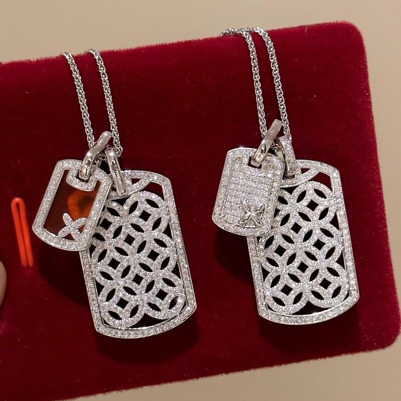 法式复古无事牌满钻金钱方牌项链