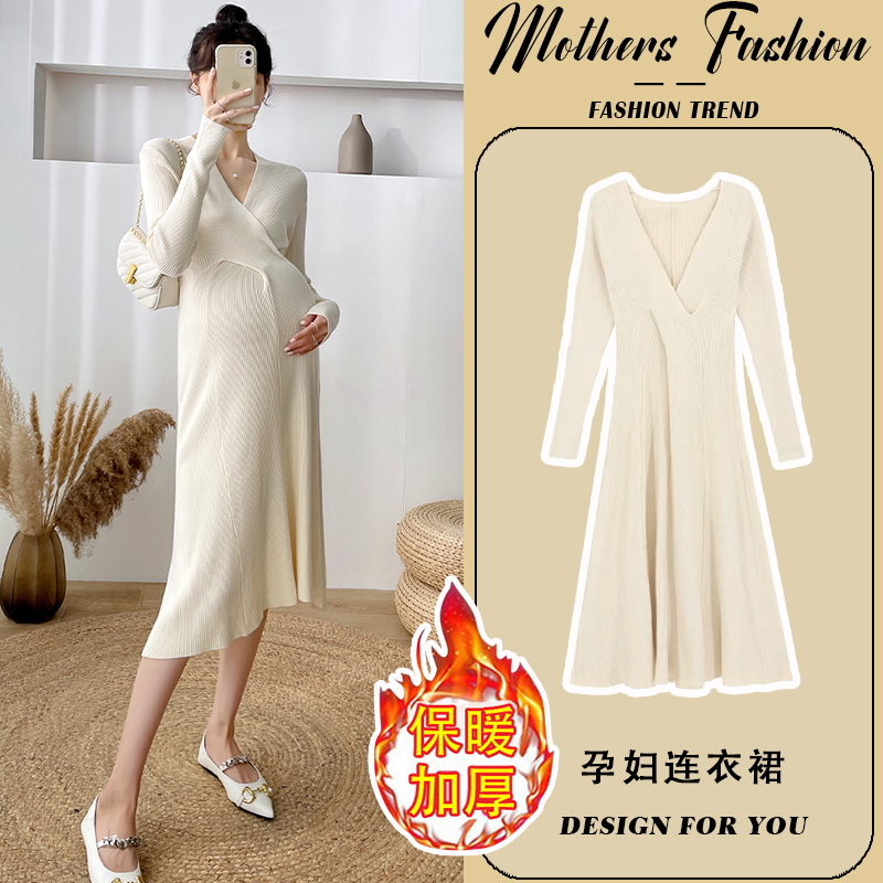 孕妇连衣裙秋冬2025新款杏色V领宽松遮肚针织打底毛衣裙中长款女