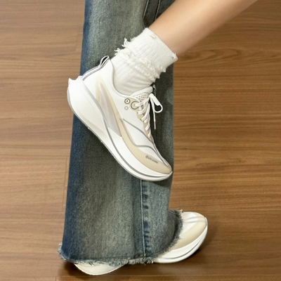 李宁赤兔8PRO反光轻便高回弹竞速跑鞋女款2025冬季新款加厚运动鞋