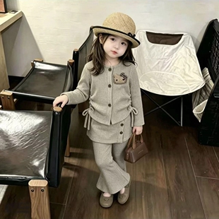 女童套装26秋季新款宝宝洋气燕麦色KT长袖开衫外套屁帘长裤两件套