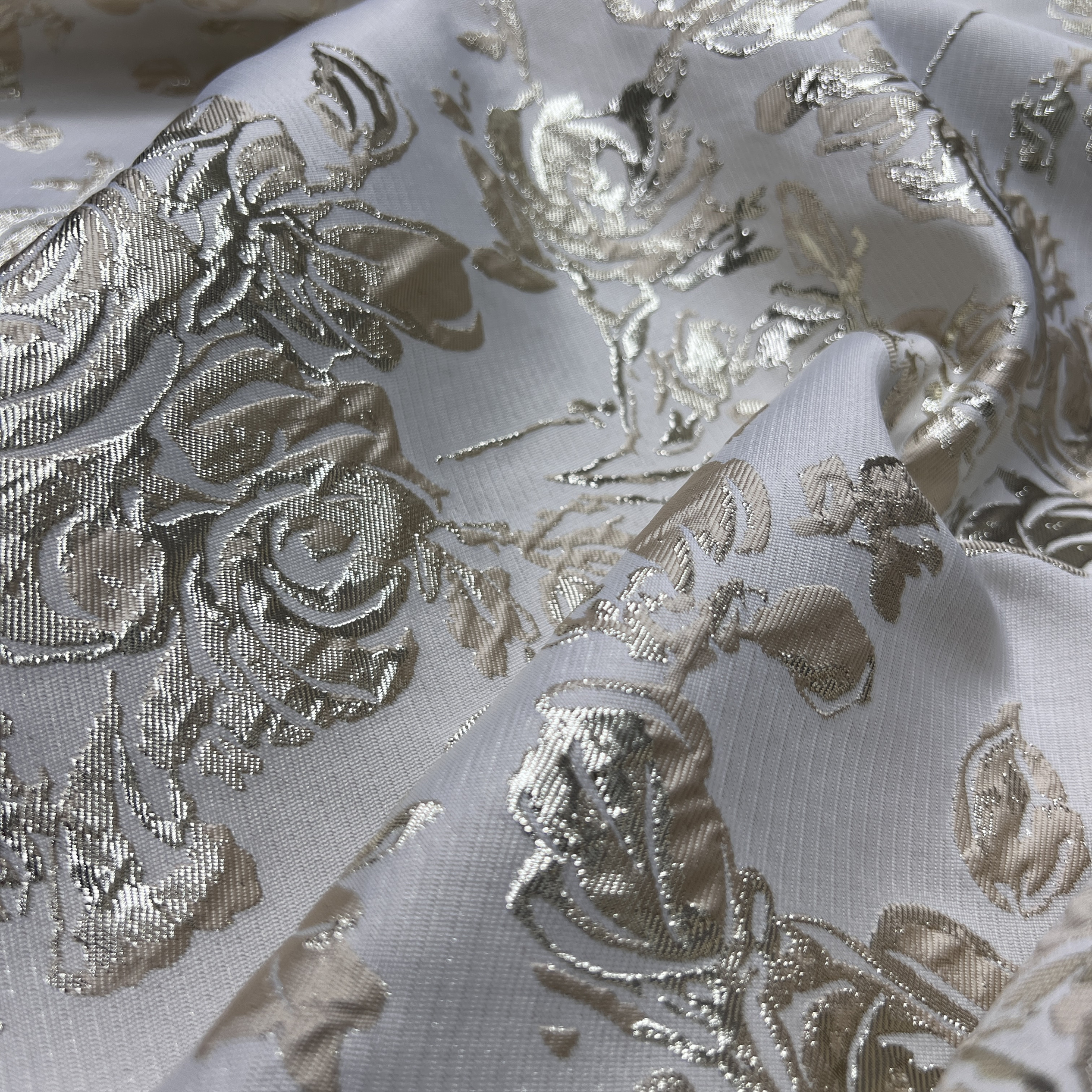 米色织金提花布料 立体浮雕花朵柔软亲肤时装风衣外套连衣裙面料