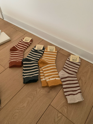 日常穿搭～更新穿不厌条纹系列 中筒女袜 基础厚度的 四季都OK