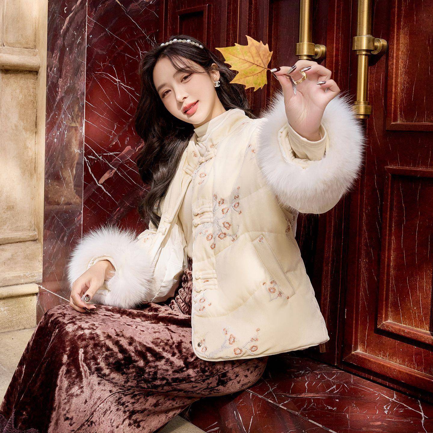 新中式重接工刺绣羽绒服感女新ZHAN2599款高级冬轻奢狐狸毛拼气质