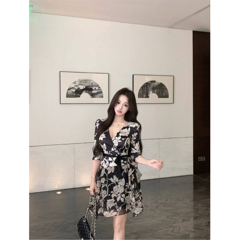 法式复古印花v领长袖连衣裙女夏季七分袖修身裙子御姐收腰a字短裙