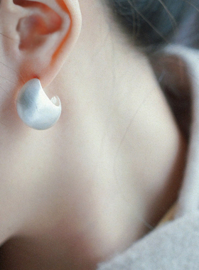 耳边铛73月牙拉丝半圆形C形耳环金属高级感s925银针耳钉银色耳饰