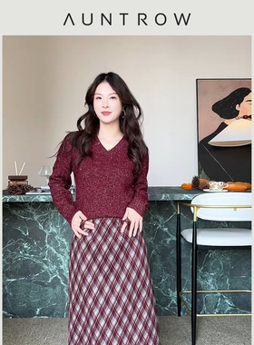 “Staycation” 100超细绵羊毛 气质绞花点彩亮片V领半拉链针织衫