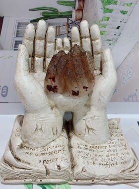 货源  销售双手捧球树脂工艺品球托 水晶球底座 创意摆件