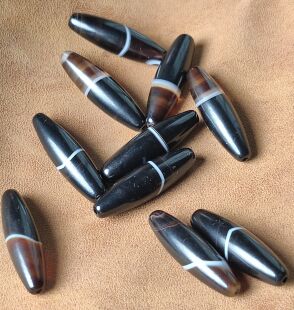 天然缠丝玛瑙黑白瑙勒子原矿散珠桶珠管珠天珠顶珠吊坠配饰