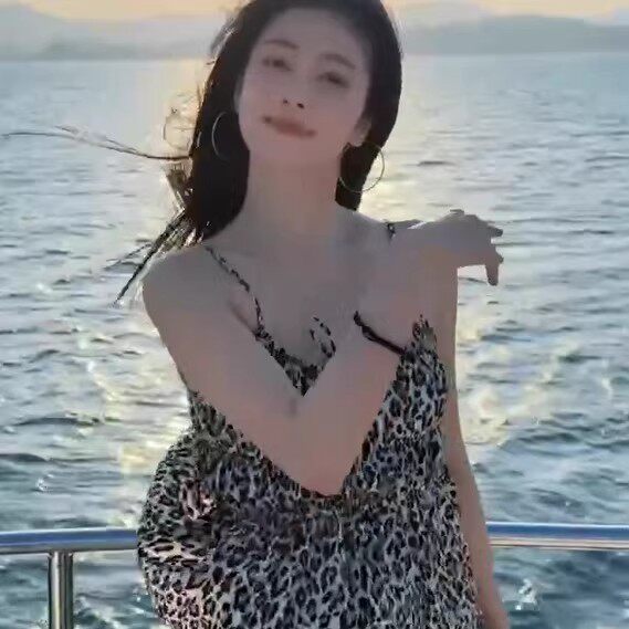 日本GP白鹿同款豹纹显瘦吊带上衣女夏百搭设计高腰显瘦牛仔短裤