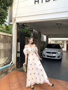 法式 气质收腰显瘦减龄连衣裙度假 甜美碎花一字领女2025夏季 新款