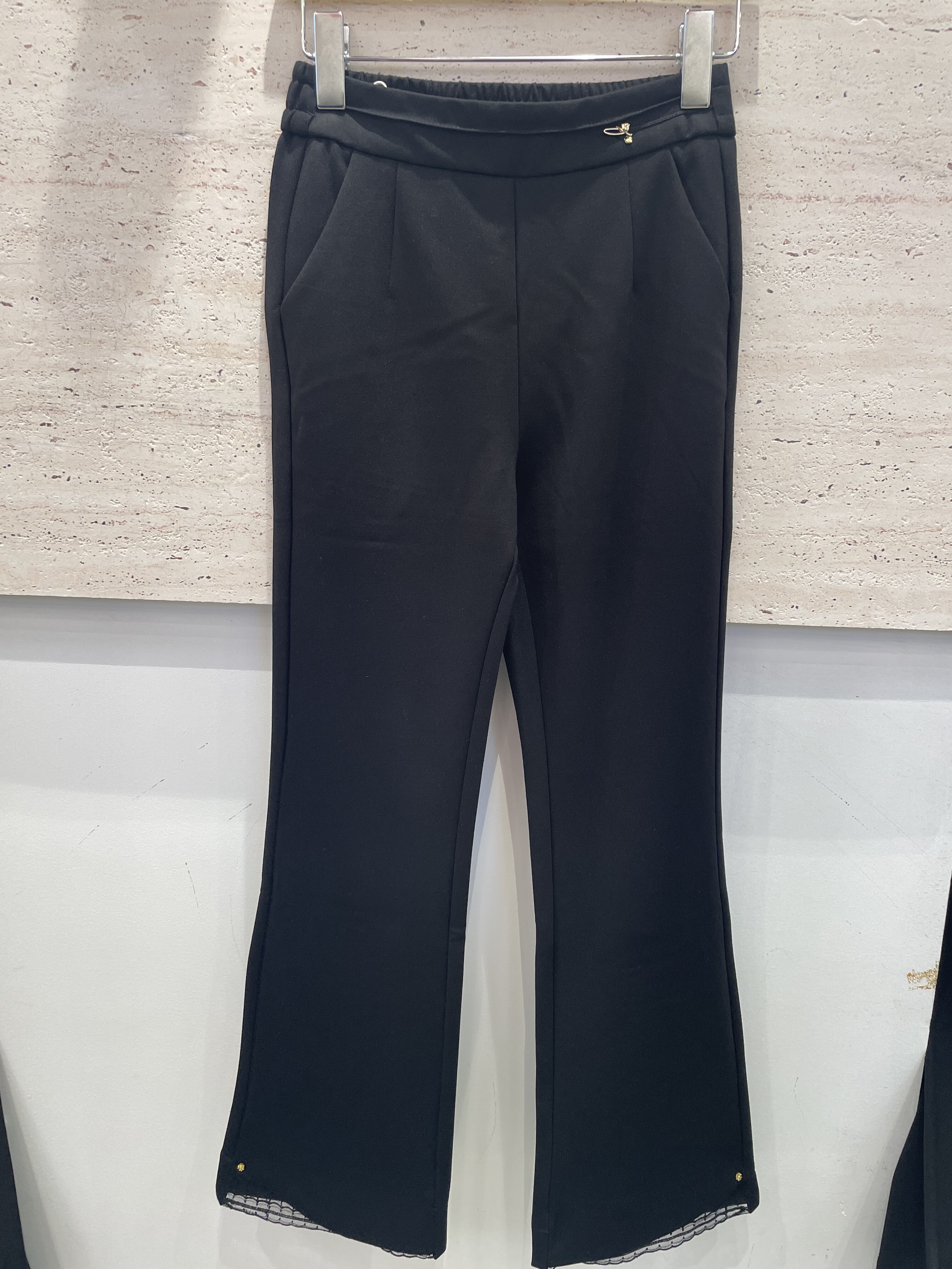 梦多姿5010高级质感2025秋黑色显瘦大码脚口带蕾丝时尚微喇叭裤女