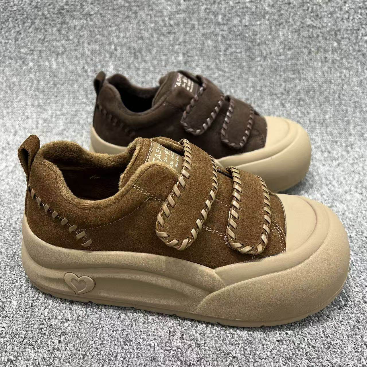 足足美2025冬季加绒厚底魔术贴板鞋女百搭休闲鞋小众不累脚饼干鞋