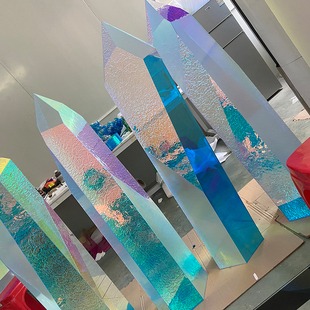 镭射亚克力板炫彩板加工彩虹板异形盒子广告展厅门店装饰美陈定制