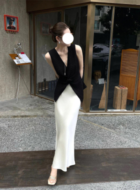 K2 ONLINESTORE 赫本风黑色修身v领上衣女高级感收腰包臀半裙套装