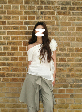 K2 ONLINESTORE 法式荷叶边露肩斜领白色小衫女气质收褶显瘦上衣