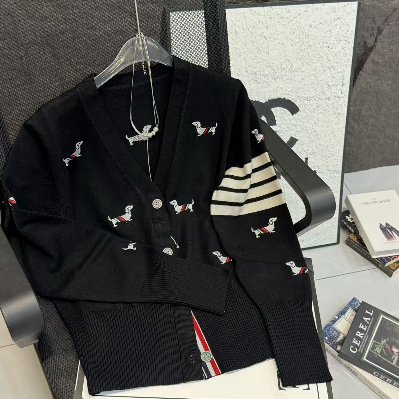 慵懒风软糯刺绣小狗V领针织衫女设计感长袖针织衫085585
