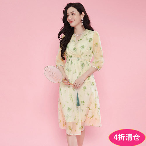 淡雅印花七分袖V领连衣裙